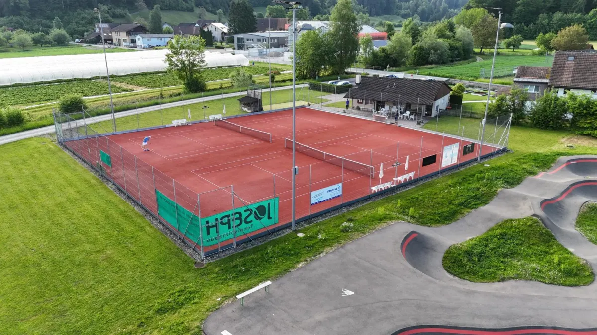 Luftaufnahme der Anlage des TC Zell in Rikon im Tösstal