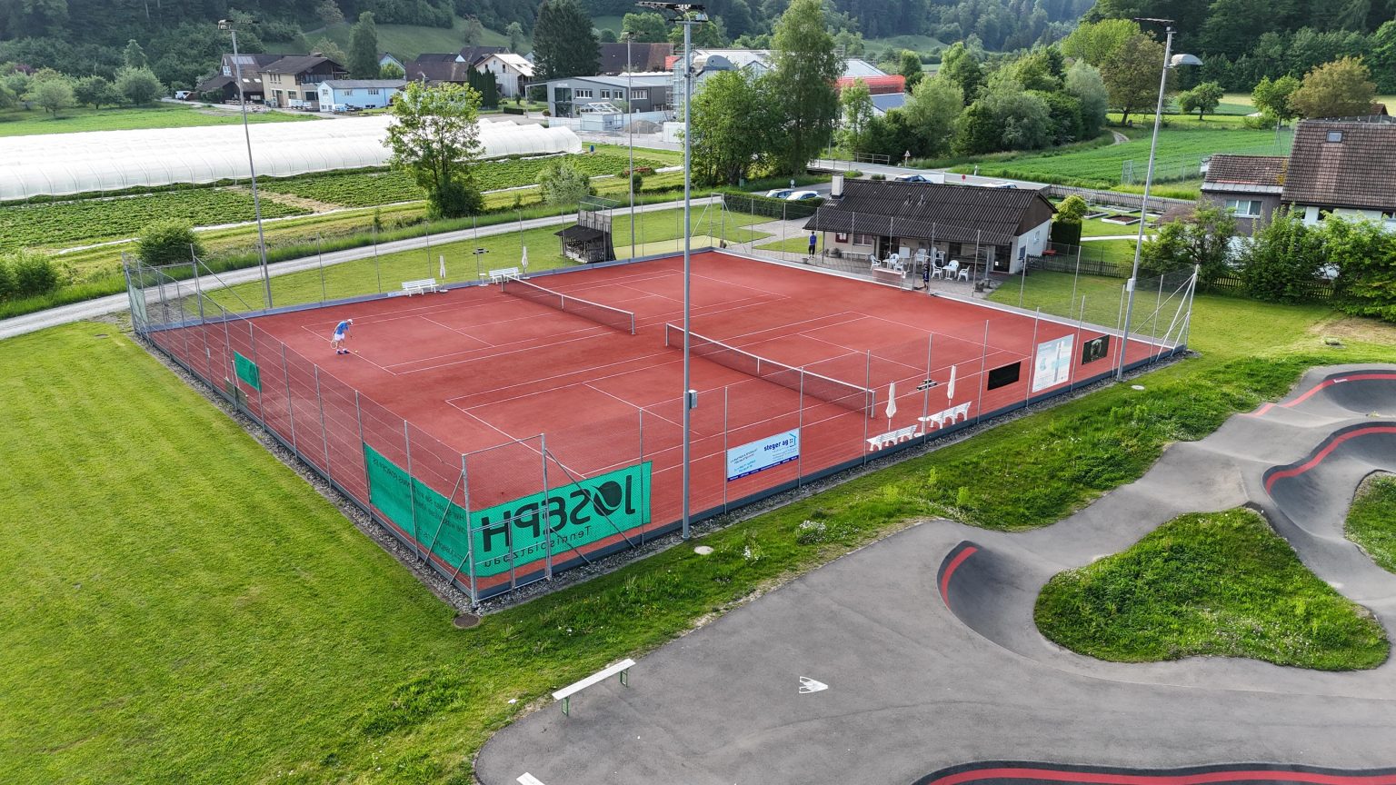 Luftaufnahme der Tennisanlage des TC Zell in Rikon im Tösstal