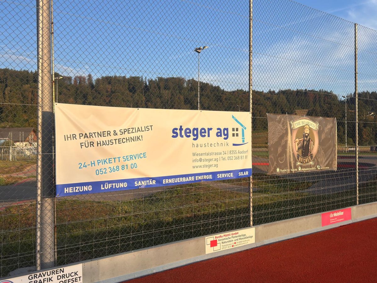 Blachenwerbung auf der Anlage des TC Zell